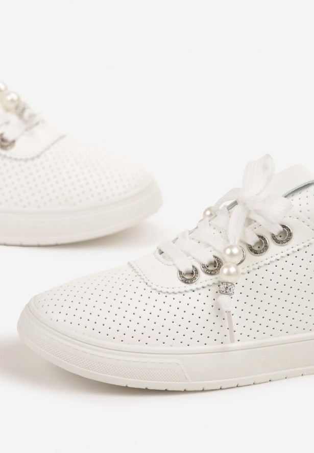 Białe Tenisówki Zdobione Perforacją i Aplikacjami z Cyrkonii i Pereł Pasurelia