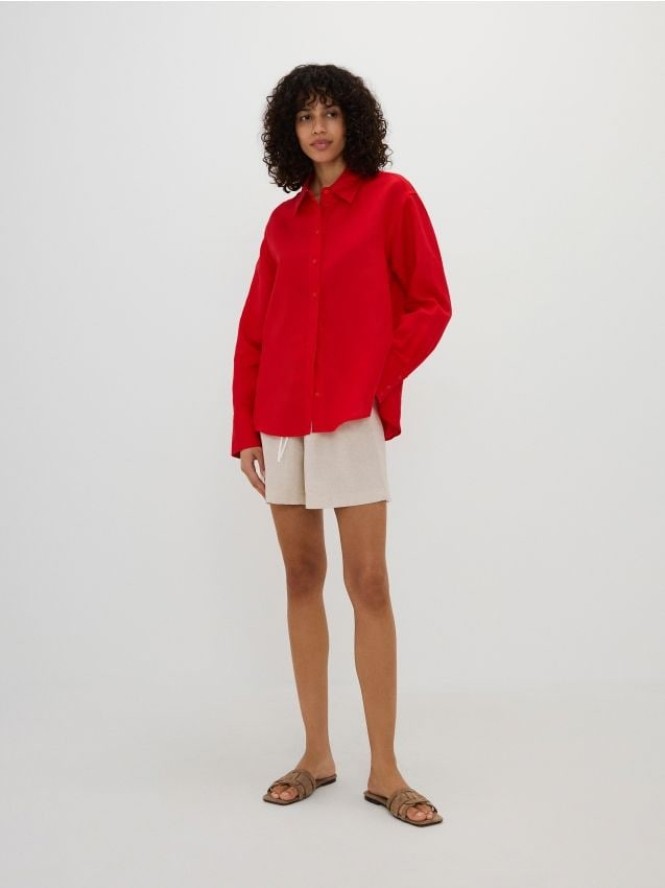 Szorty z kontrastową lamówką - kremowy