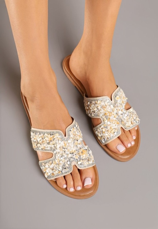 Beżowe Klapki z Ozdobnymi Wycięciami Cyrkoniami i Aplikacją Nilavienne