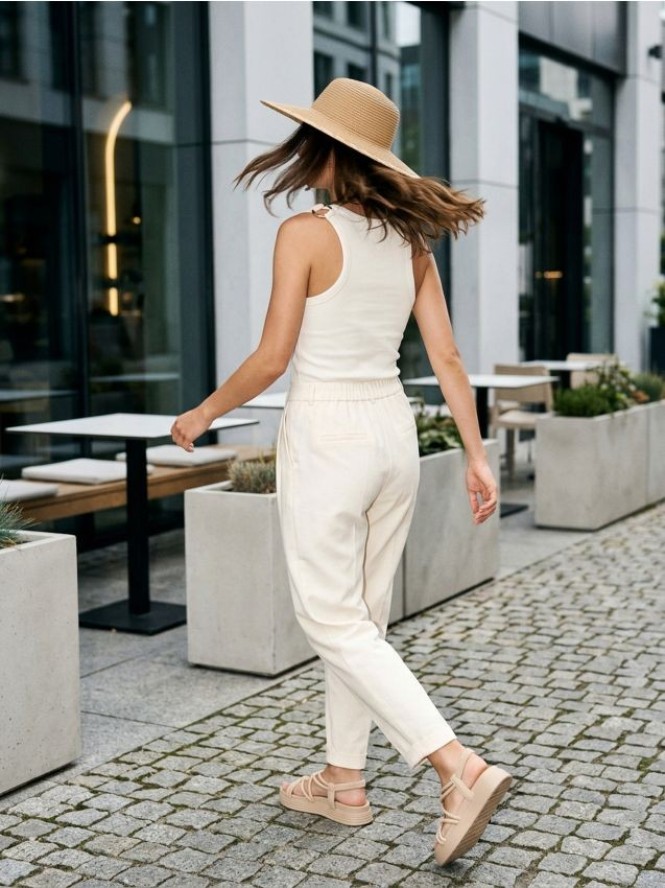 Koszulka w stylu basic z prążkowanej dzianiny - kremowy