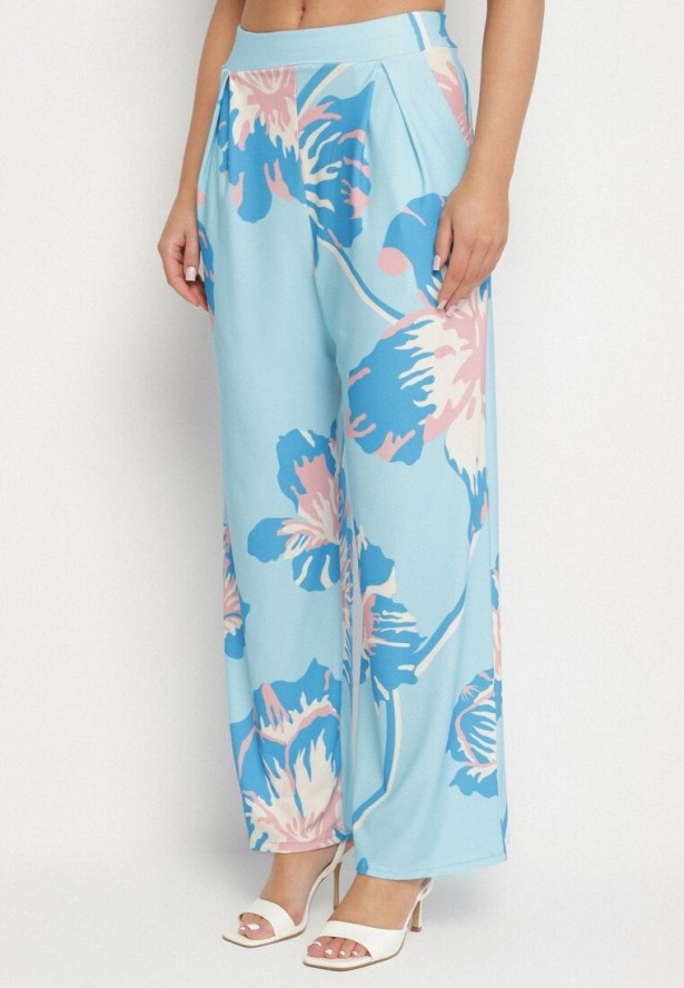 Niebieski Komplet w Kwiaty Asymetryczna Bluzka z Marszczeniem i Szerokie Spodnie Linamia