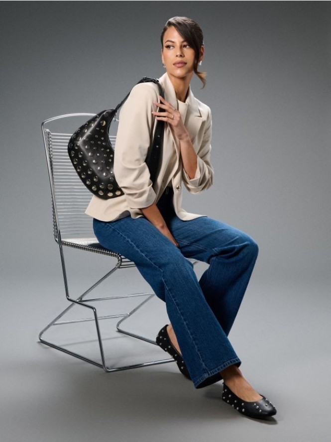 Torebka hobo na ramię z metalowymi dżetami - czarny