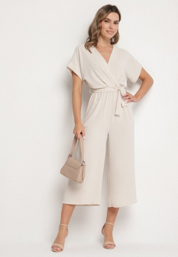 Beżowy Kombinezon o Kopertowym Kroju z Wiązanym Paskiem Tenirea