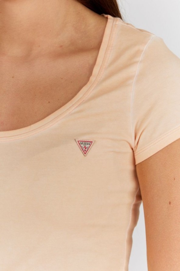 GUESS Brzoskwiniowy t-shirt damski z efektem sprania, Rozmiar XS