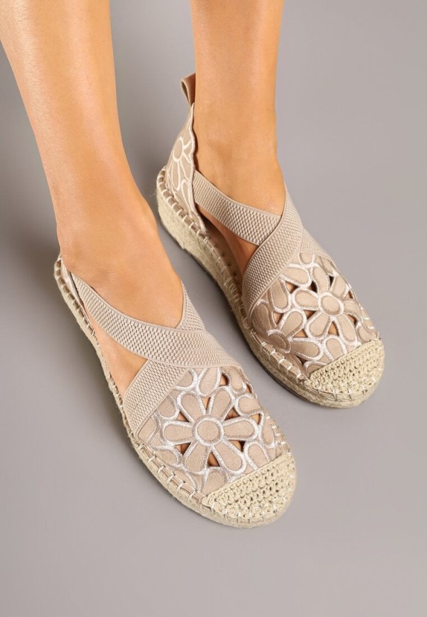 Ciemnobeżowe Ażurowe Sandały Vices na Koturnie Manitte