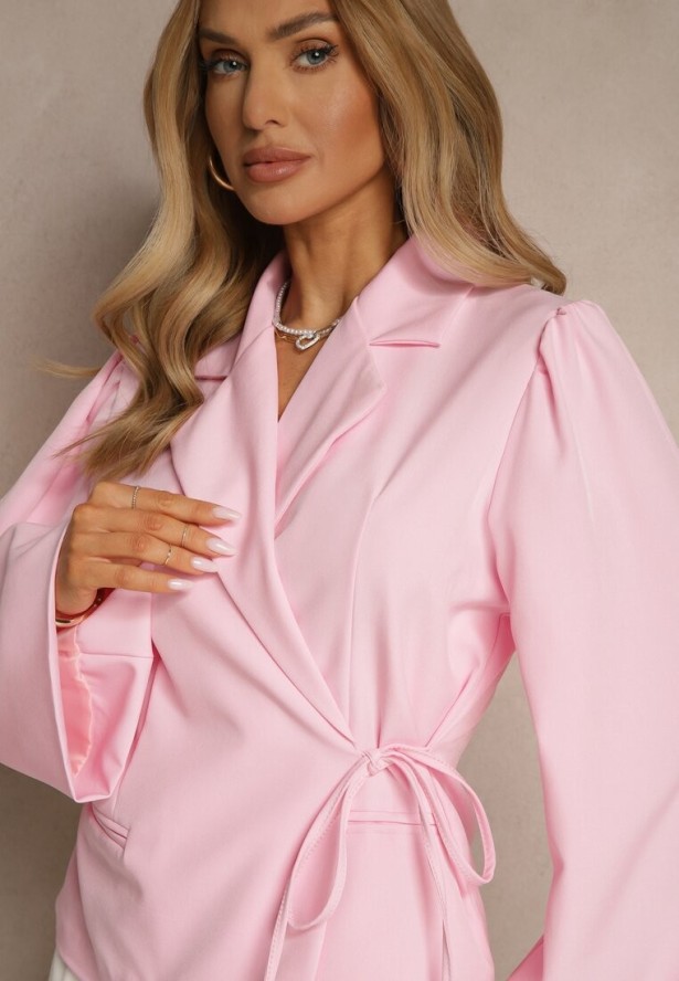 Różowa Marynarka z Rozszerzanymi Rękawami Zdobiona Wiązaniem z Boku Sanivera