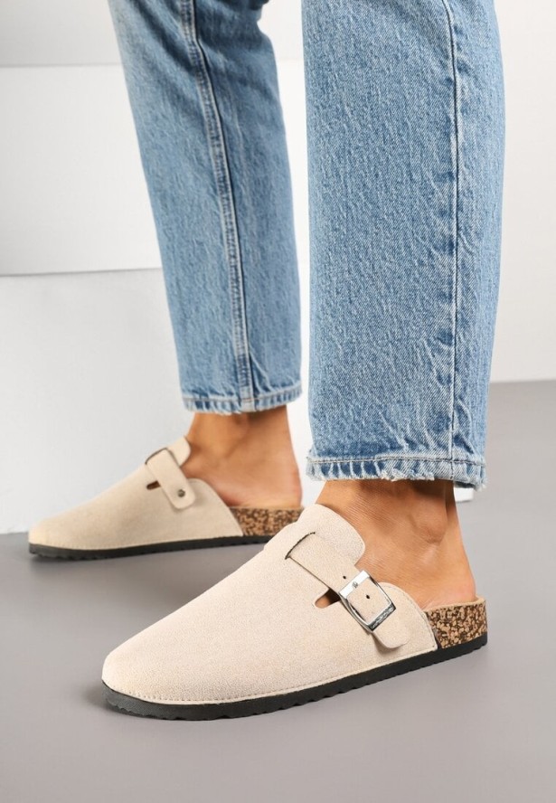 Beżowe Klapki Typu Chodaki z Ekozamszu Zdobione Sprzączką Amustana