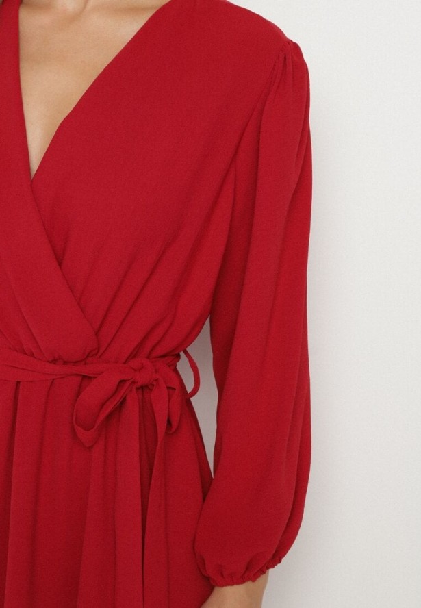 Czerwona Kopertowa Asymetryczna Sukienka Koktajlowa z Wiskozą Ozdobiona Paskiem Lanoresa