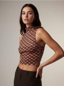 Bluzka typu crop z golfem i geometrycznym nadrukiem - brązowy