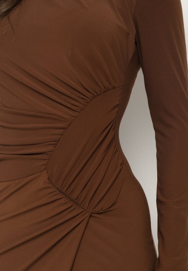 Brązowa Wieczorowa Sukienka z Półgolfem i Marszczeniami Emelisse