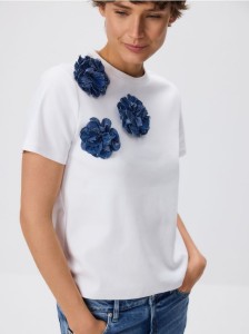 T-shirt z kwiatową aplikacją - biały