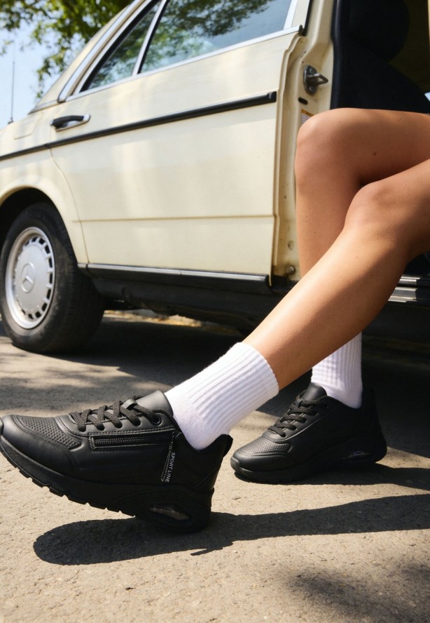 Czarne Sneakersy na Grubej Podeszwie z Tłoczonymi Paskami Justinalin