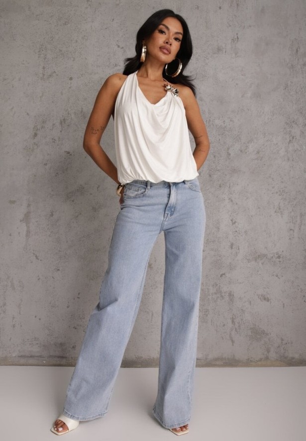 Biały Marszczony Top Halter z Łańcuszkiem i Kwiatem Przy Dekolcie Idivanna