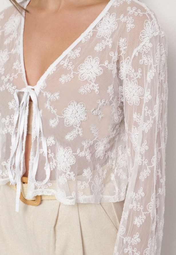 Biała Bluzka z Bawełną Ozdobiona Wiązaniem z Koronką Minoma