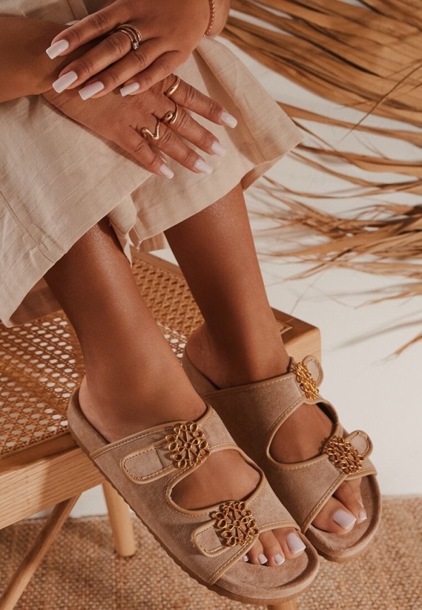 Ciemnobeżowe Klapki Vices z Metaliczną Ozdobą i Dwoma Paskami Maithiana