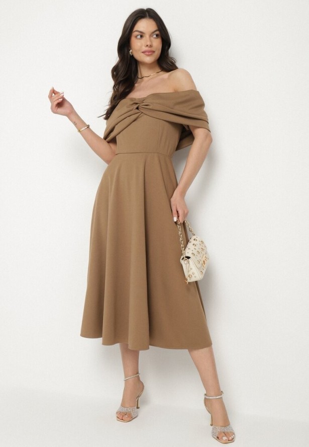 Brązowa Rozkloszowana Sukienka z Odsłoniętymi Ramionami i Drapowaniem Odilene
