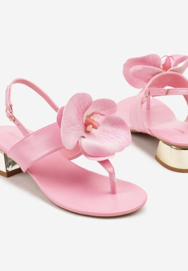 Różowe Sandały Japonki Vices na Niskim Słupku z Kwiatową Aplikacją Natanela