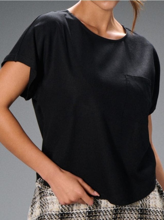 Wiskozowa bluzka z ozdobną kieszonką - czarny