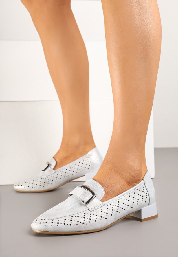 Srebrne Ażurowe Półbuty na Niskim Słupku ze Skórzaną Wkładką i Aplikacją Marindra