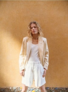 Lniane bermudy z zakładkami - biały