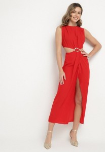 Czerwona Sukienka Rozkloszowana z Wycięciami w Talii z Metaliczną Ozdobą Galetia