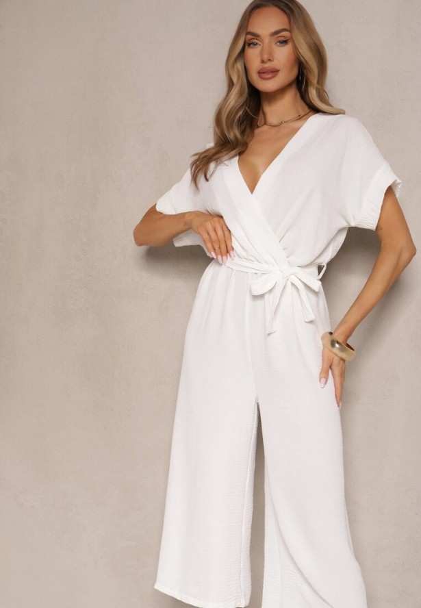 Biały Kopertowy Kombinezon o Prostym Kroju z Wiązanym Paskiem Tevenea