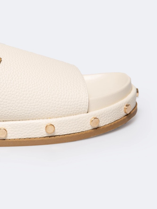 Klapki damskie na podwyższonej podeszwie z ozdobnymi nitami beżowe RR274215 801