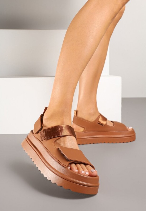 Brązowe Sandały na Tłoczonej Platformie Galenola