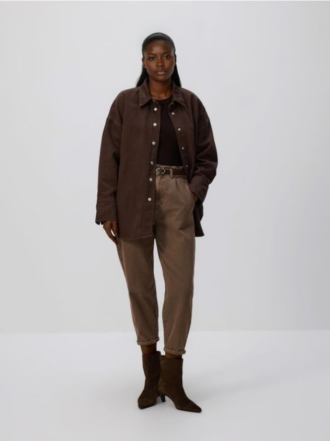 Jeansy paperbag z paskiem - brązowy