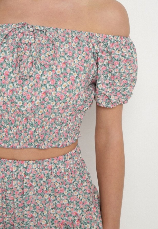 Zielono-Różowy Komplet Bluzka Hiszpanka i Spódnico-Spodenki z Falbankami Sadelissea