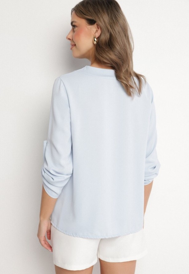 Jasnoniebieska Bluzka o Trapezowym Kroju z Dekoltem w Serek i Podpinanymi Rękawami Aslimi