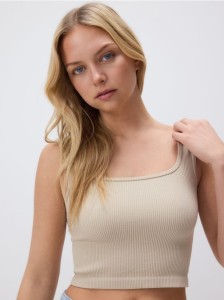 Krótki top na ramiączkach - kremowy