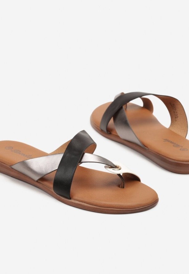 Czarne Klapki Ozdobione Metaliczną Aplikacją Nevalie