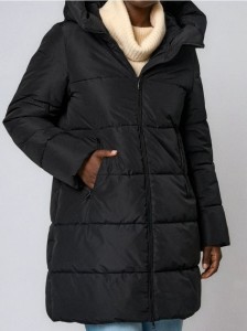 Pikowany płaszcz z kapturem - czarny