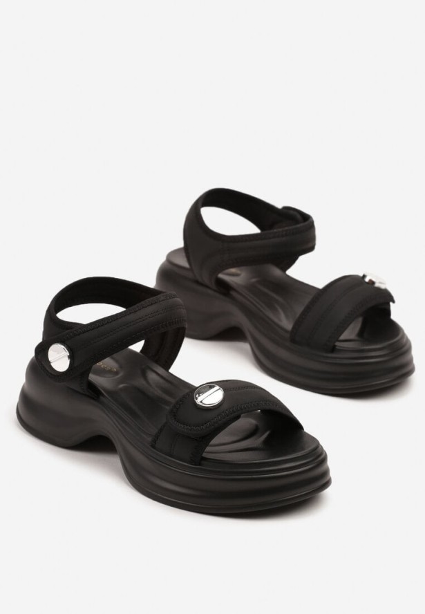 Czarne Sandały w Sportowym Stylu z Zapięciem na Rzep i Metalicznymi Aplikacjami Maivo