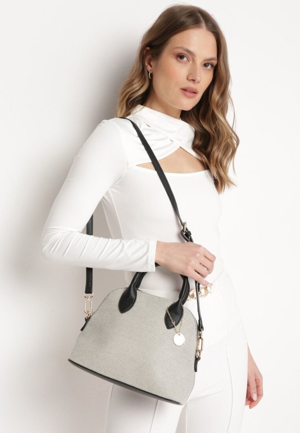 Czarna Torebka na Regulowanym Pasku z Metalicznymi Okuciami i Brelokiem Zalliera