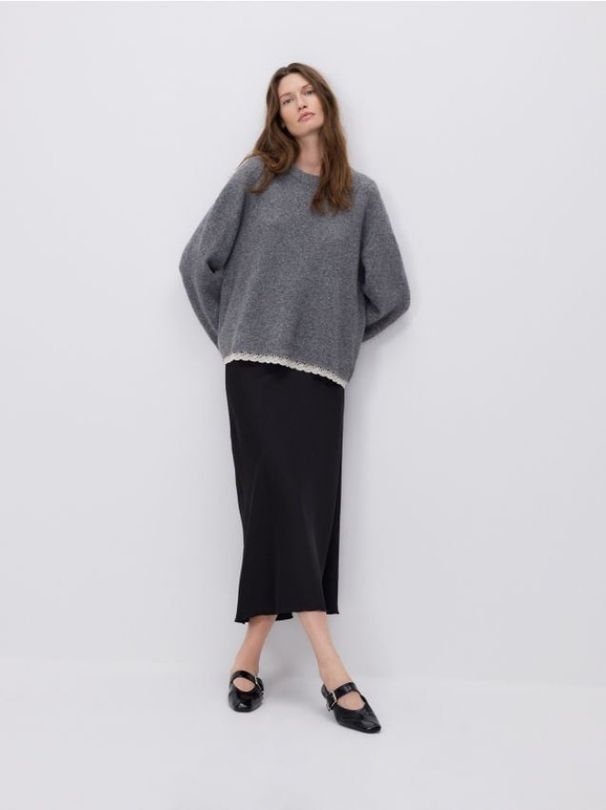 Sweter z koronkowym wykończeniem - ciemnoszary