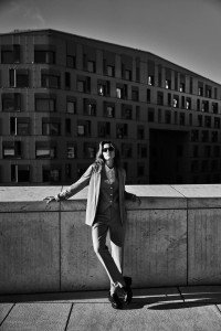 Marynarka z podwijanymi rękawami szara