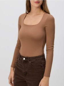 Body z dekoltem karo - brązowy