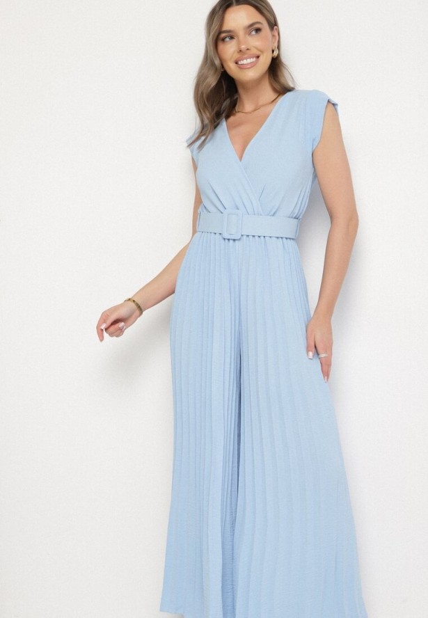 Jasnoniebieski Kombinezon o Kopertowym Kroju z Plisami i Paskiem w Talii Salivania