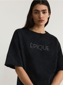 Oversizowy t-shirt z napisem - czarny