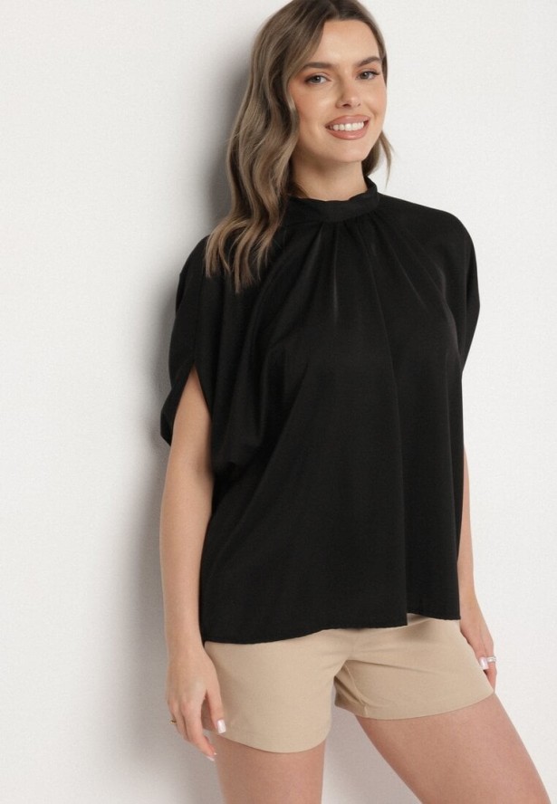 Czarna Bluzka Ozdobiona Stójką i Wiązaniem Rinelea
