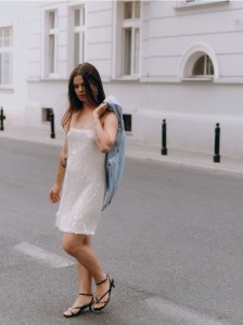 Cekinowa sukienka mini - kremowy