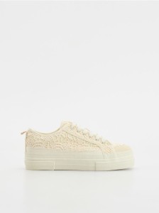 Sneakersy na wyższej podeszwie - złamana biel