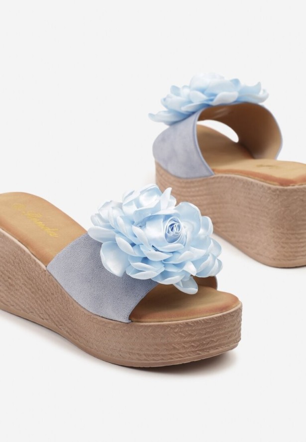 Niebieskie Klapki na Koturnie Zdobione Aplikacją z Kwiatem Reisova