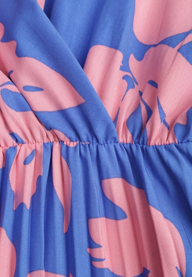 Niebiesko-Różowa Kopertowa Plisowana Sukienka Koktajlowa z Gumką i Paskiem w Talii Benelsea