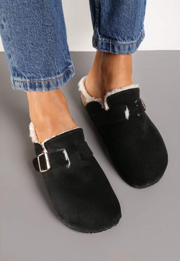 Czarne Kapcie na Płaskiej Podeszwie Ozdobione Paskiem z Klamrą Ninnithra