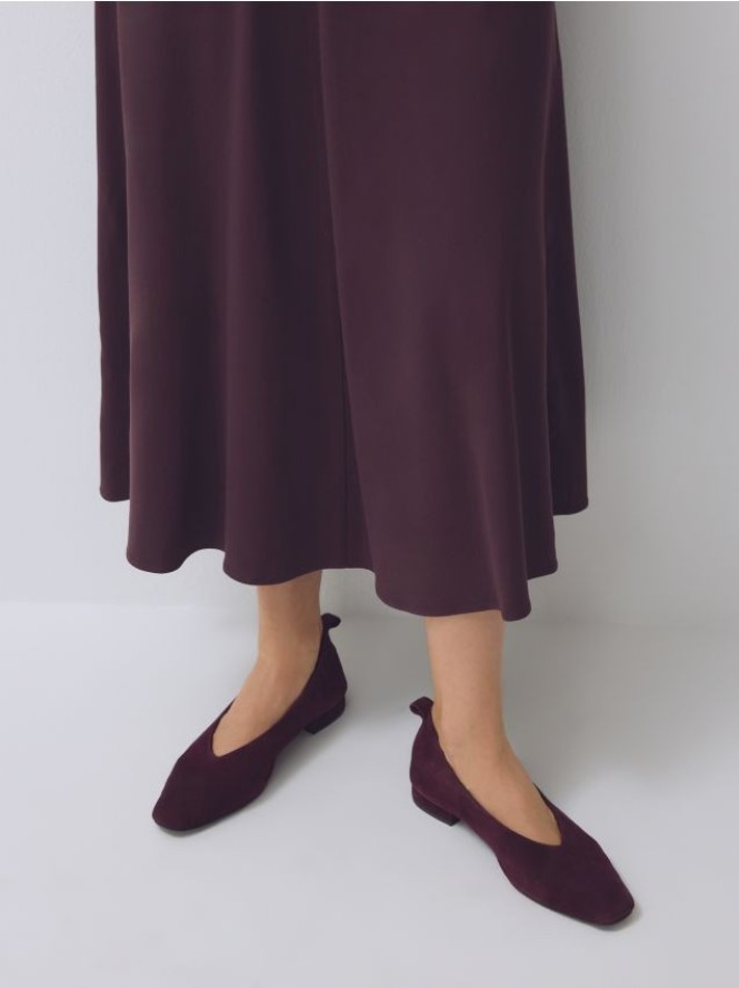 Zamszowe baleriny z marszczeniem - mahoniowy