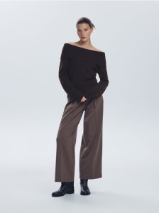 Sweter z wykładanym golfem - brązowy