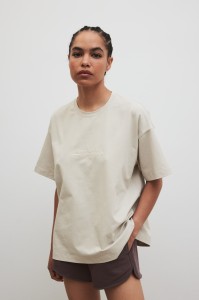 T-shirt typu oversize z HAFTEM w kolorze CANNOLIE CREAM - RUST-S/M